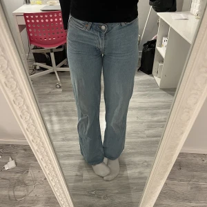 Jeans  - Ljusblå jeans med V midja långa (jag är 171) och sitter jätte bra i midjan💕 pris går att förhandla 