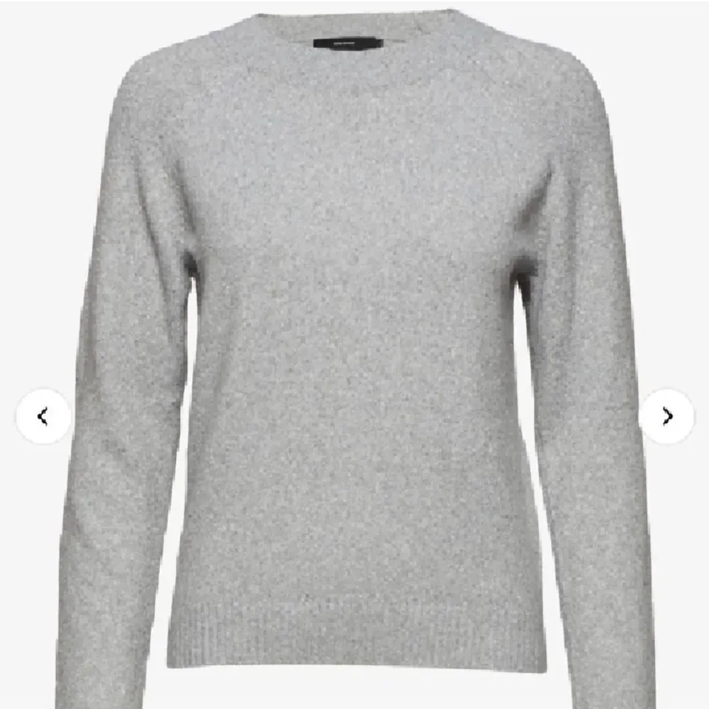 grå stickad tröja från vero & moda. storlek M men sitter snyggt på xs-s. . Stickat.