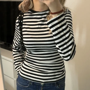 Monki tröja - Långärmad, randig tröja från monki som jag aldrig använt. Ny skick. Vid frågor/bilder så är det bara att höra av sig. Pris kan diskuteras❤️