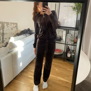 Velour set - Säljer detta velourset med byxa & tröja i färgen ”black coffe” från Gina tricot då det inte kommit så mycket till användning. Det är i väldigt bra skick. Båda delar är i storlek xs