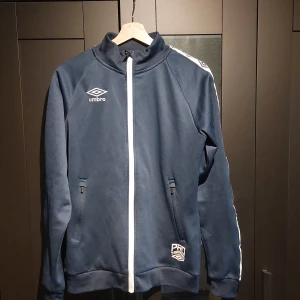 Umbro träningströja - Träningströja från Umbro, bra skick, storlek S.