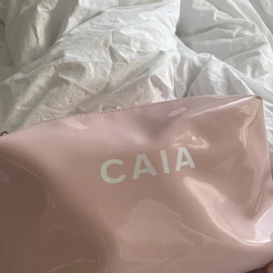 Rosa Caia nesäser - Jag säljer min rosa Caia nesäser då den inte kommer till användnig så ofta. Den har ganska mycket smink fläckar i den, men går säkert bort om man tvättar. Originalpris är 265. Hör av dig om du vill ha fler bilder ❤️