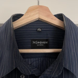 Oversized skjorta - Köpt på Vestiaire(kan visa kvitto!) Skulle säga mer åt storlek XL, inga defekter 