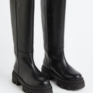 Skinnstövlar Alohas  - Sparsamt använda skinnstövlar i storlek 39 säljes pga för små. Skulle säga att de är små i storleken och mer som en 38:a. Gummisula och väldigt slitstarka 