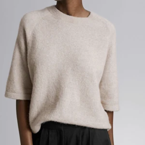 Other stories tröja - Säljer min fina other stories tröjan ljus beige. Tröjan ärninyebså använd och har inte heller några tecken på användning. Den är inte nopprig eller något. Nypris 690kr