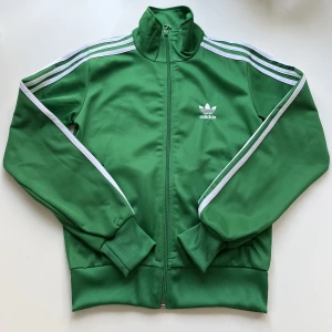 Adidaströja - Grön adidaströja med dragkedja. Perfekt skick och riktigt bra kvalitet. Säljes pga. att jag har två :) priset är prutbart❤️