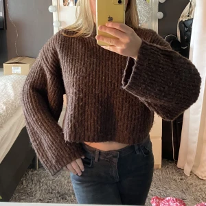 Stickad tröja - En brun stickad tröja från Gina tricot. Har lite vidare ärmar och lite croppad. Köparen står för frakt.