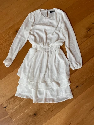 Studentklänning - Vit studentklänning från Sister S. Strl S och nypris var 499kr, använd en gång.  Frakt ingår ej i priset! DM vid intresse ❤️