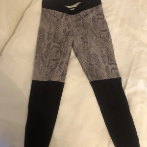 Träningsbyxor - Orm mönstrade träningsbyxor från Alexandra Bring. Använda men byxorna är fortfarande i skick. Priset kan diskuteras, vid frakt gäller det som står på min bio.