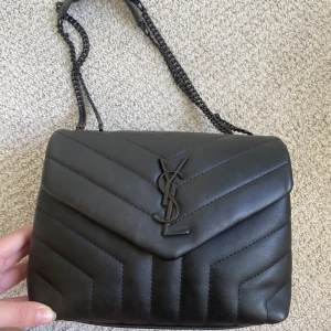 Ysl väska - Säljer min fina ysl väska, nästan aldrig använd så i nyskick!