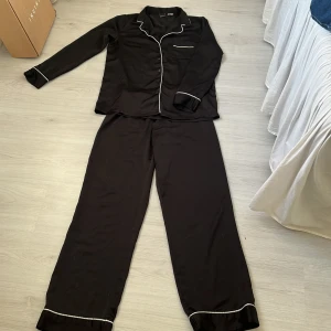 Gina tricot pyjamas  - Jättefin och mysig pyjamas från Gina tricot i silke . Inte använd. Jättebra skick. Är i xs men passar även s