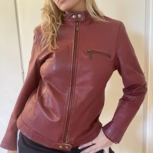 Rosa /röd motorcykeljacka  - Sååå cool