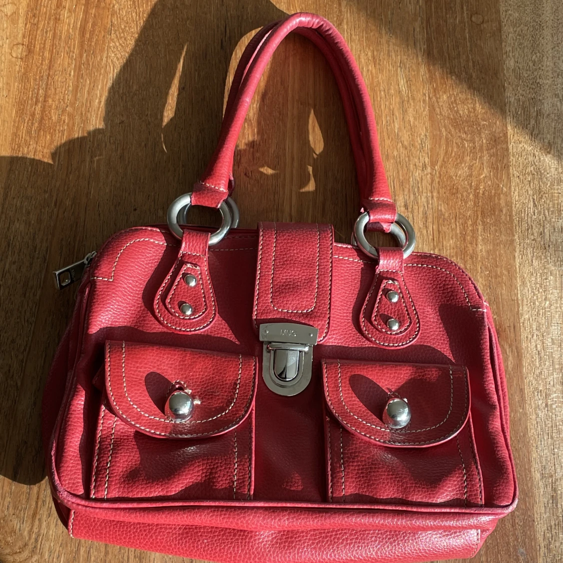 Cherryred 🍒axelväska, i läder