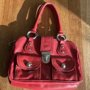 Cherryred 🍒axelväska, i läder - Fin röd väska med många olika fack, perfect för hösten. Pris går att diskutera!!