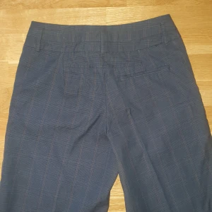 Oversized kostymbyxor  - Oversized kostymbyxor, aldrig använda eftersom de är för långa för mig. Skulle nog passa någon över 168cm. Står storlek 34 men skulle nog passa någon med 36-38 bättre 😊