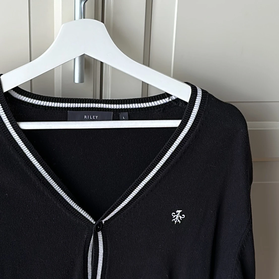 Svart finstickad kofta med vita detaljer - 90