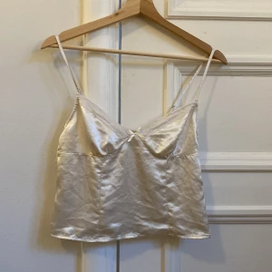 Spetstopp - Spetstopp i vit/ beige färg från H&M! Otroligt fin men tyvärr är den för stor för mig💞 Går bra att klicka på köp nu!