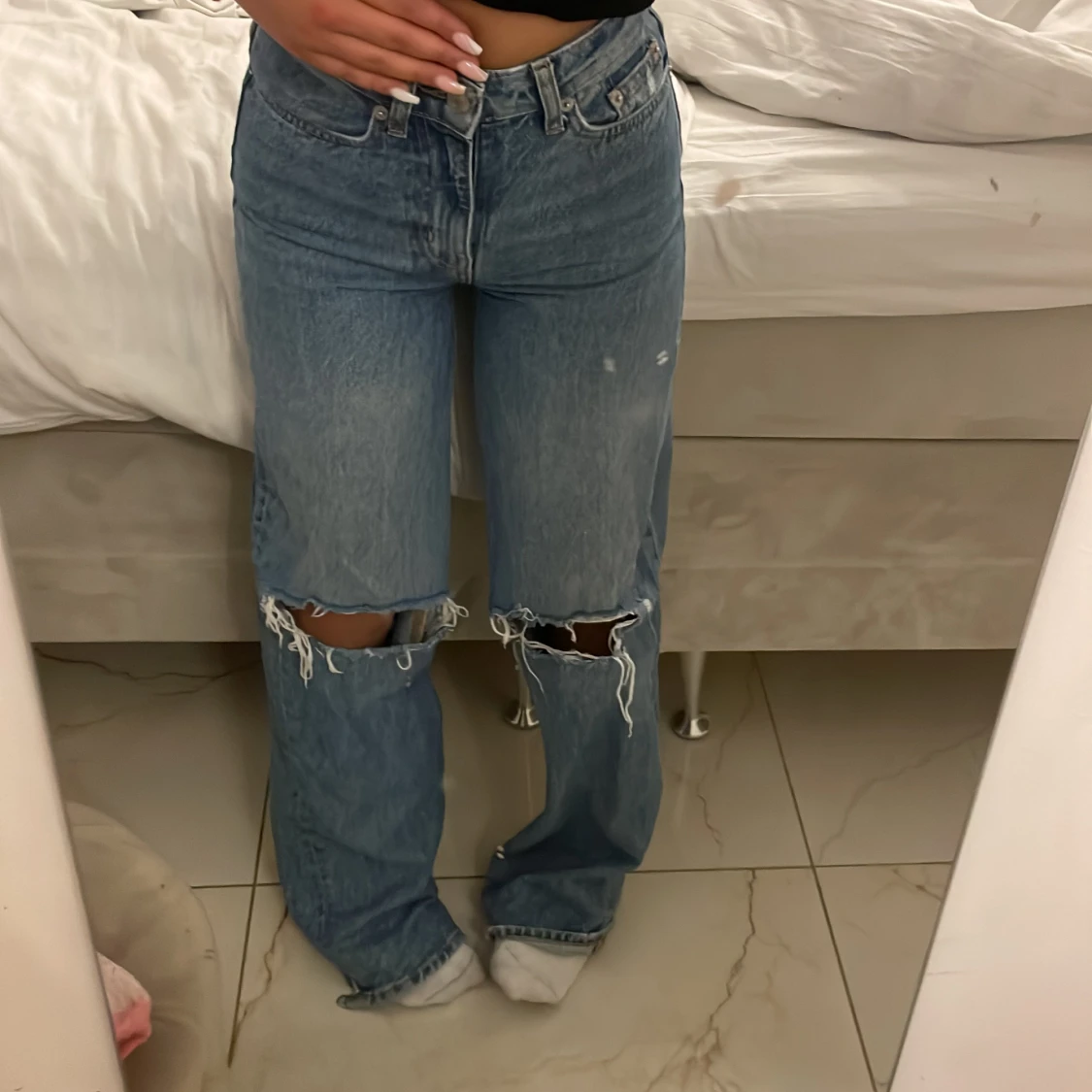 Högmidjade jeans med hål - 91