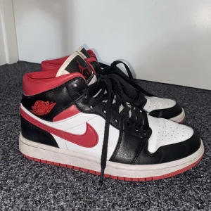 Air Jordans röda - Röda jordans som är använda ett fåtal gånger under förra hösten. Håller värmen bra under vinter. I storlek 39 men en aning små i storleken så passar mig som egentligen har storlek 38❣️