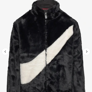 Nike jacka - Helt ny och oanvänd Nike jacka. Prislappen sitter kvar. 