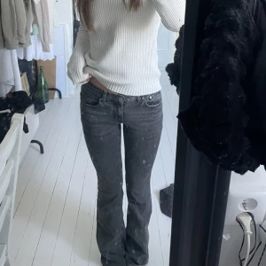 Gina jeans - Fina gråa jeans från Gina tricot! Dem är lite slitna vid fötterna! Jag är 162-163 lång och dem passar mig bra i längden💕Köpta för 400kr