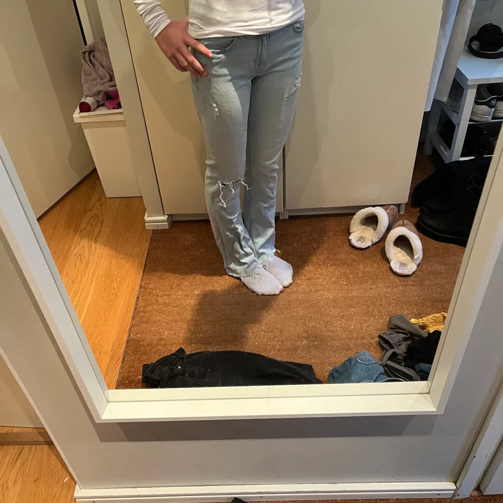 Säljer Super fina jeans i ljusblå som är lågmidjade. Är i super bra skick och köpta för 350❤️. Jeans & Byxor.