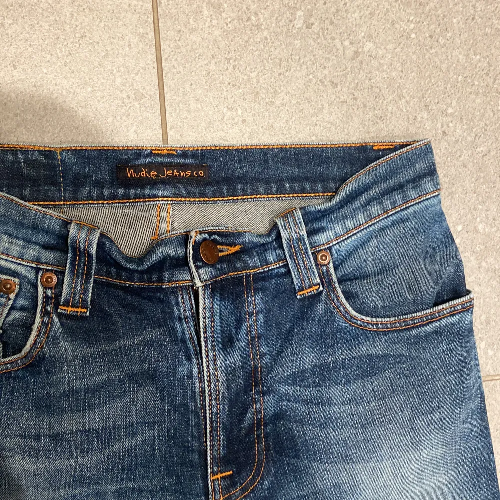 Nudie jeans | Skick: 9/10Storlek: 30/30 Nypris: 1600 Vårt Pris: 549 Fraktar via postnord eller instabox på köparens bekostnad Hör av dig vid minsta fråga eller fundering. Jeans & Byxor.
