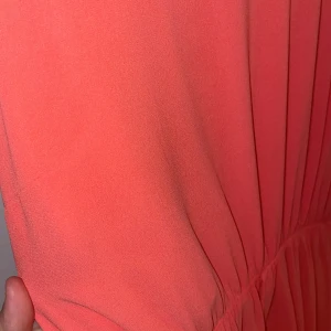 Klänning  - Klänning från vila säljer till min mamma helt ny använd en gång jätte gullig klänning till sommaren helt nytt skick den är aprikos färg finns inte tag välja❤️köpt för 2 år sen 