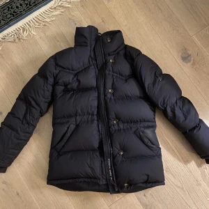Boomerang classic down jacket - Varm och mysig dunjacka från Boomerang. Inga defekter, använd fåtal gånger. Fin mörkblå färg och såklart äkta. Den är i storlek S men ser oversized ut, men kan passa XS-M. Meddela mig vid funderingar💕