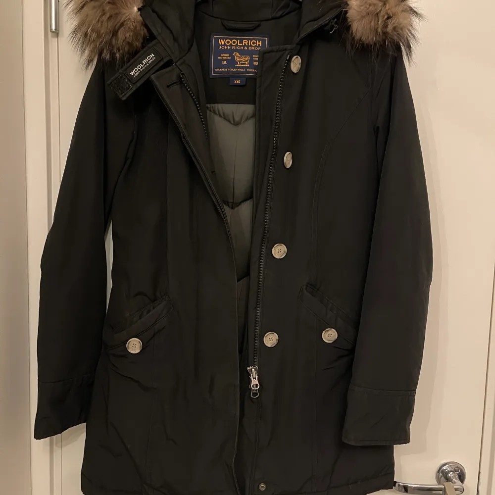 Hej!   Nu säljer jag min vinterjacka som jag köpt från Woolrich. Har endast använt den en vinter och är därav i nyskick. Priset går att diskutera vid snabb affär. Nypris 9400 kr.  Skriv gärna för fler bilder.. Jackor.