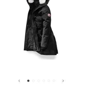 Canada goose parka  - Rossclair parka köpt vintern 2022, knappt använd och kommer inte till användning. Ny pris är runt 15 tusen till 17 tusen beroende på vart man köper den. Mitt pris är 11 tusen eftersom jag köpte den 2022 i nk. Kan skicka bilder om ni är intresserade 
