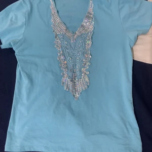 ljusblå t-shirt - Ljusblå t-shirt, small size. Använd några få gånger, kontakta mig om ni vill ha flera bilder