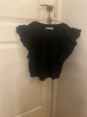 Zara topp  - Säljer denna super fina zara topp. Den är i bra stick !✨🤗