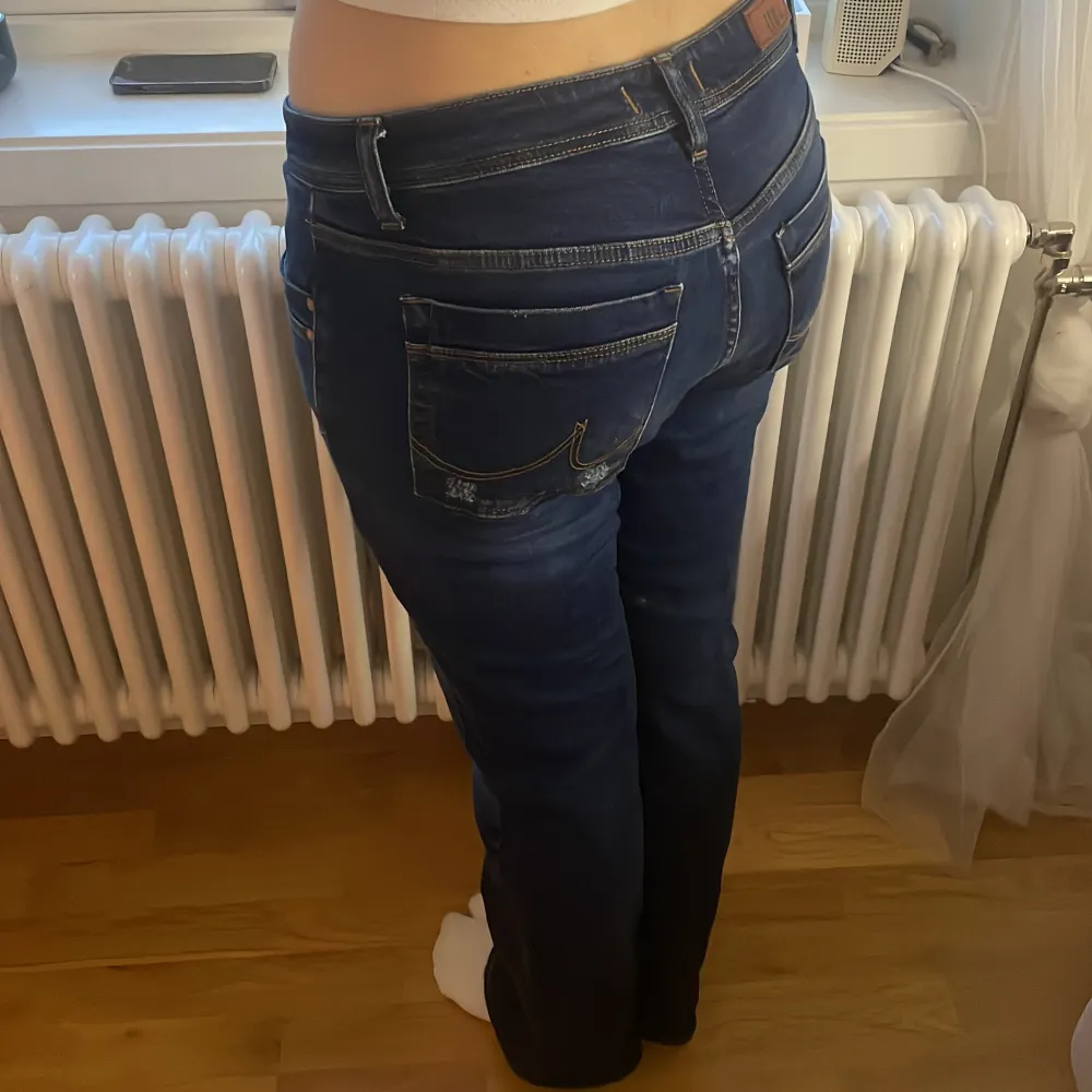 Blåa ltb jeans i modellen valerie. Slutsålda och bara använda ett förtal gånger, dunder skick💞. Jeans & Byxor.