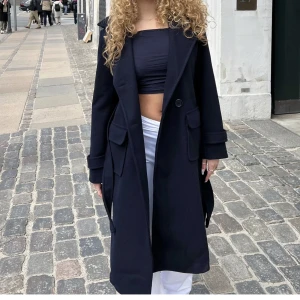 Design by si - Helt ny design nu si coat lång. Köpt den 28 september, alltså inte haft så länge. Använd få gång tills jag märkte att detta ej var min stil. marinblåa färgen. storlek M-L men skulle säga att den är en S. Köpt för 980 kr ink frakt.HELT slutsåld på nätet