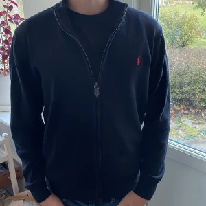 Ralph lauren zip Up  - Fet Ralph lauren full zip up i väldigt bra skick! Size M passar S bäst! Grymt skick färgen är navy blue 