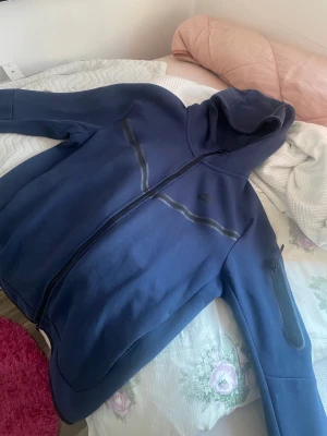 Nike tech  - Tyvärr säljer jag min Nike tech eftersom den inte kommer till använd säljer för ett rimligt pris efter alla användning då jag har använt den ett par gånger tar hand om den väl och finns inga skador, mörkblå storlek M, Inclusive frakt som vi diskuterar.