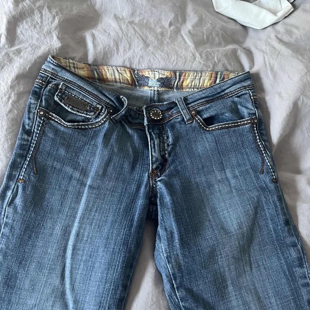 Säljer dessa as snygga lågmidhade jeans från märket H&G dö de tyvärr är lite stora❤️ Köpte dem för drygt ett år sedan för 550 och de är i bra kvalite❤️ Storlekten står inte men skulle gissa på ca S-M. Jeans & Byxor.