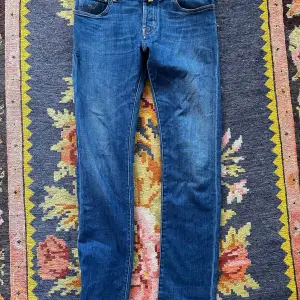Tja! Jag säljer mina Jacob Cohen jeans  Nypris:4000kr  Mitt pris: 1000