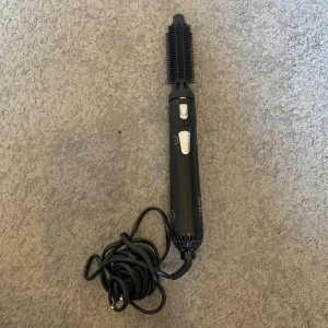 Värmeborste - Säljer denna jättefina värmeborste köpt på Åhléns. Ger jättefina lockar och en fin blowout 