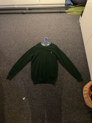 Gant tröja - Hej! Jag säljer denna oanvända jättefina gröna ganttröjan. Den är som sagt helt oanvänd inga defekter. Storlek S men passar Xs också om man kan tänka sig lite oversized.