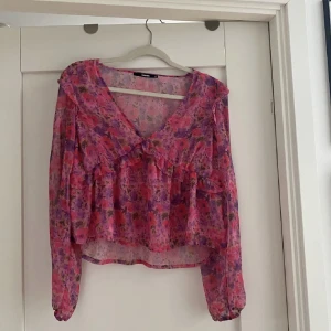 blommig topp med matchande kjol - jättefin blommig topp, aldrig använd💕(matchande kjol till)