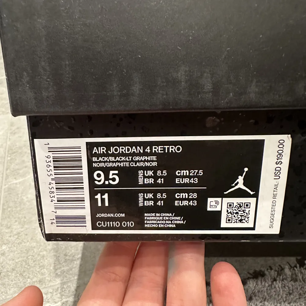 Säljer mina air Jordan black cats storlek 43 dom är skit sköna använda 2 gånger, skriv till mig för mer bilder och videos . Skor.