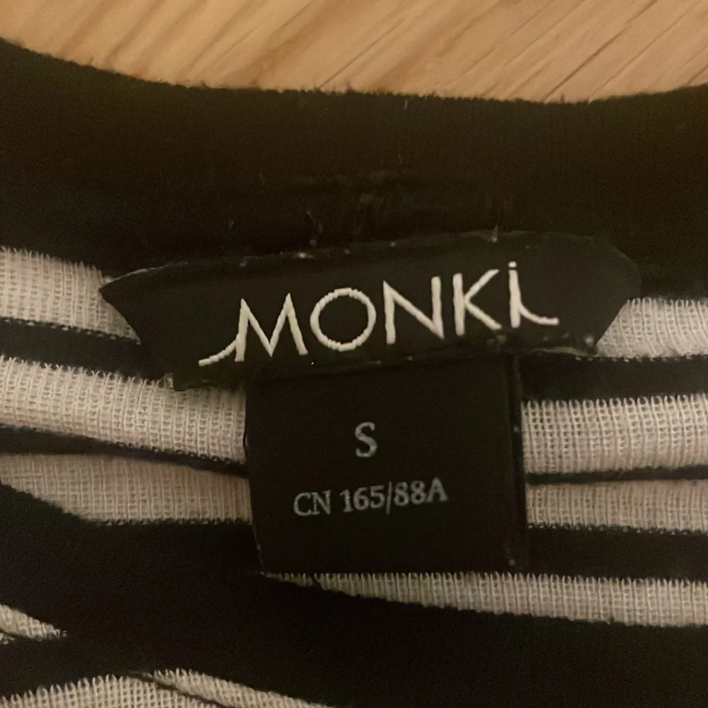 Säljer denna svart vit randiga långärmade tröjan från Monki i storlek S. Superfin💗. Tröjor & Koftor.