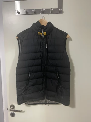 Parajumper väst - Parajumper väst till salu perfekt inför den kommande våren och sommarn☀️, Äktighetsbevis finns det är bara och fråga om det. Storlek S