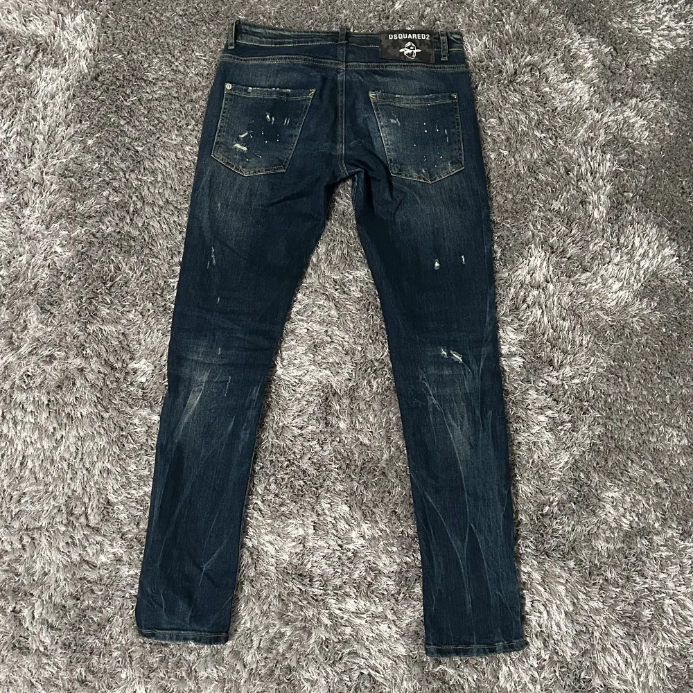 Fina dsquared2 byxor storlek 42.  Endast testade. Passar perfekt för 175cm . Jeans & Byxor.