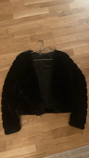 Jacka  - Fin jacka i fusk päls. Perfekt till hösten och våren!! 