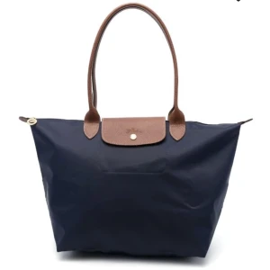 Longchamp väska - Longchamp väska som har en jätteliten skada och har ett mini häl på botten