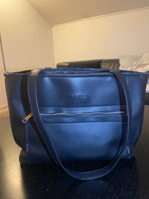 Stor Zara väska - Säljer min Zara väska, passar perfekt till skolan ( får plats med mycket ) Bra skick