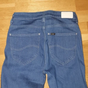 Lee byxor - Lee byxor, straight leg/skinny, använda fåtal gånger så de är i nyskick, skriv för fler bilder 😊